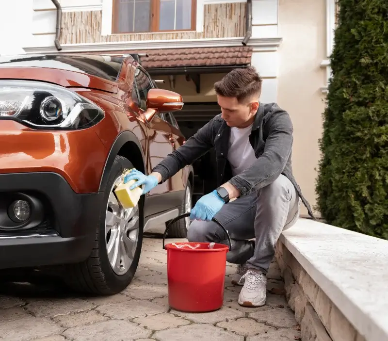 Lavage auto à domicile Froidefontaine : professionnel intervenant sur un véhicule